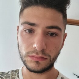 uomo 21 anni corporatura normale latino di Chioggia