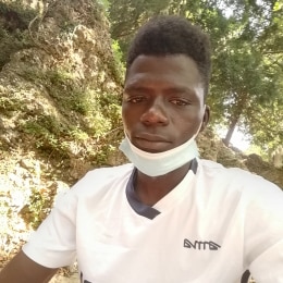 Uomo dalla pelle nera africano 20 anni fisico nella media di Arezzo