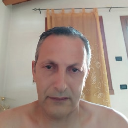 uomo varcaturo 58 anni fisico normale bianco