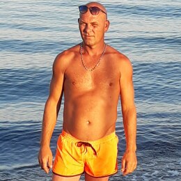 uomo 37 anni corporatura normale italiano di Empoli