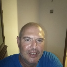Uomo italiano fisicamente magro 44 anni di Palermo