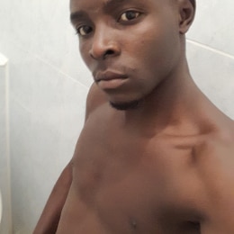 Uomo africano fisico nella norma 21 anni di Pisa