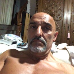 Uomo di 59 anni fisicamente atletico italiano di Piacenza