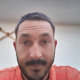 latino 32 anni uomo di viareggio fisico normale