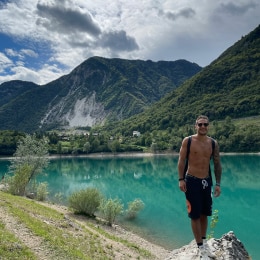 Uomo fisicamente magro 25 anni italiano di Pesaro