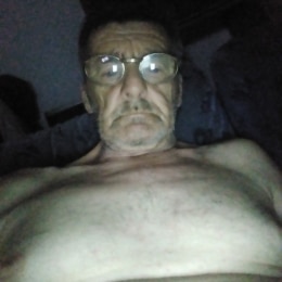 Uomo italiano fisicamente normale 64 anni di Ostia